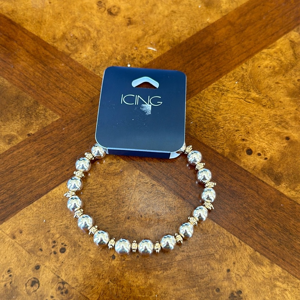 A cute bracelet in the brand icing